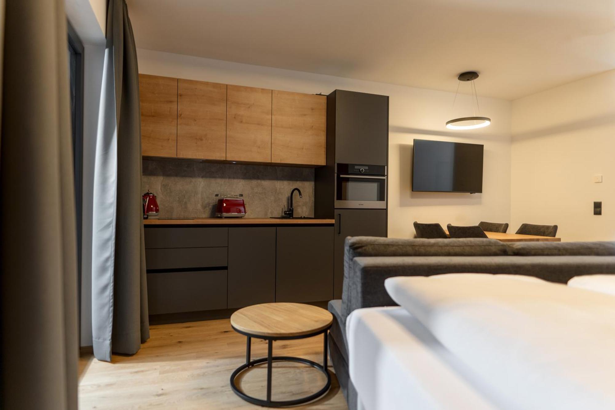 Pure Alpine Suites 斯拉德明 外观 照片