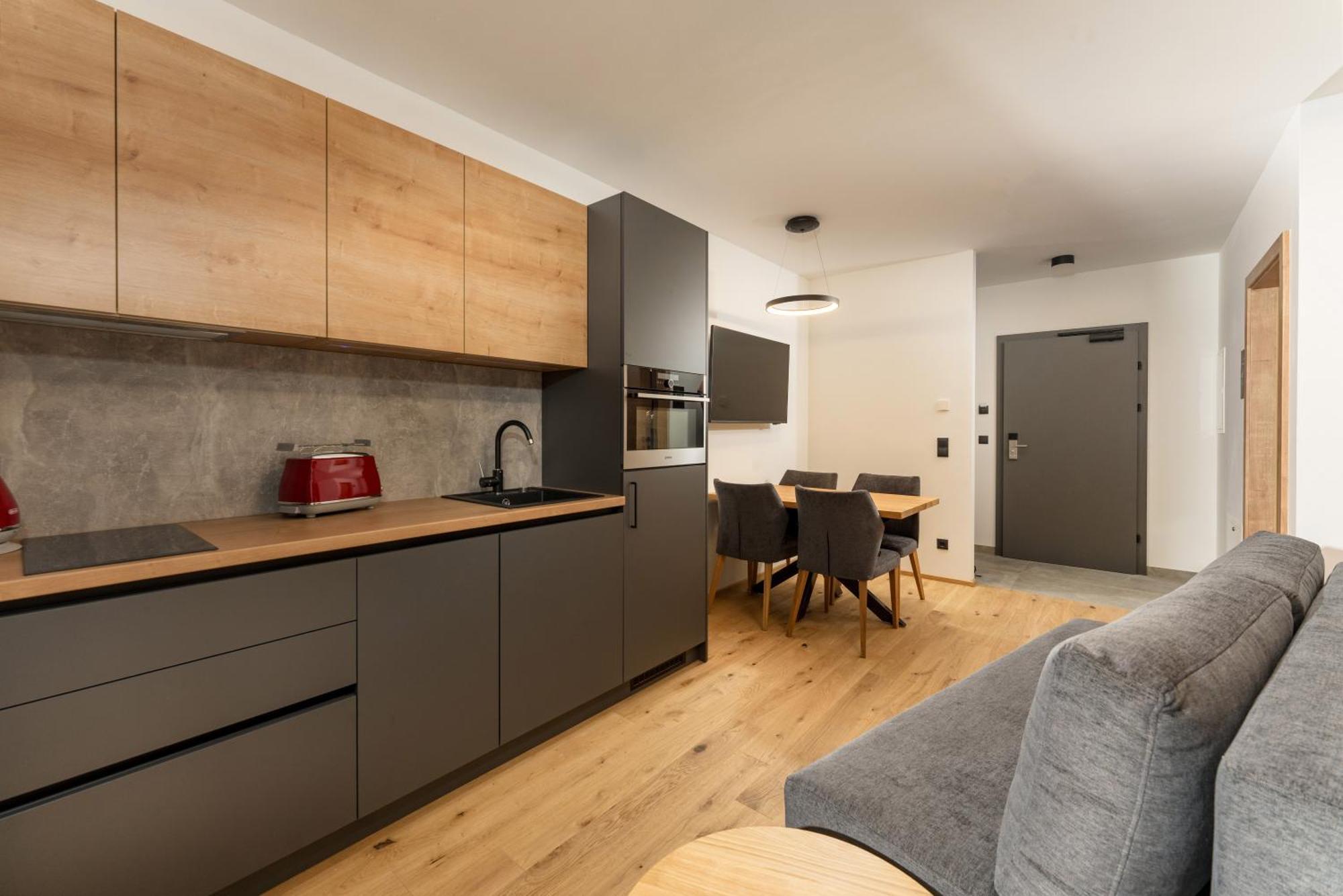Pure Alpine Suites 斯拉德明 外观 照片