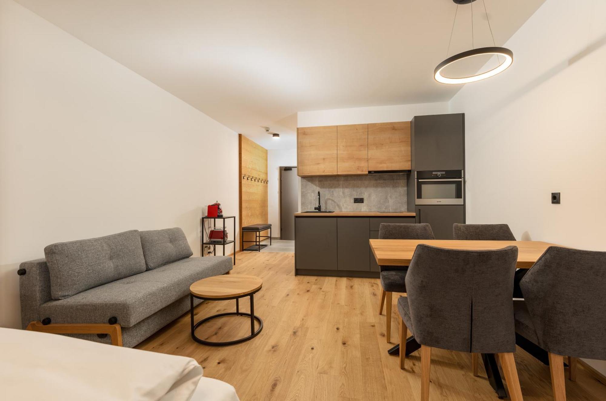 Pure Alpine Suites 斯拉德明 外观 照片