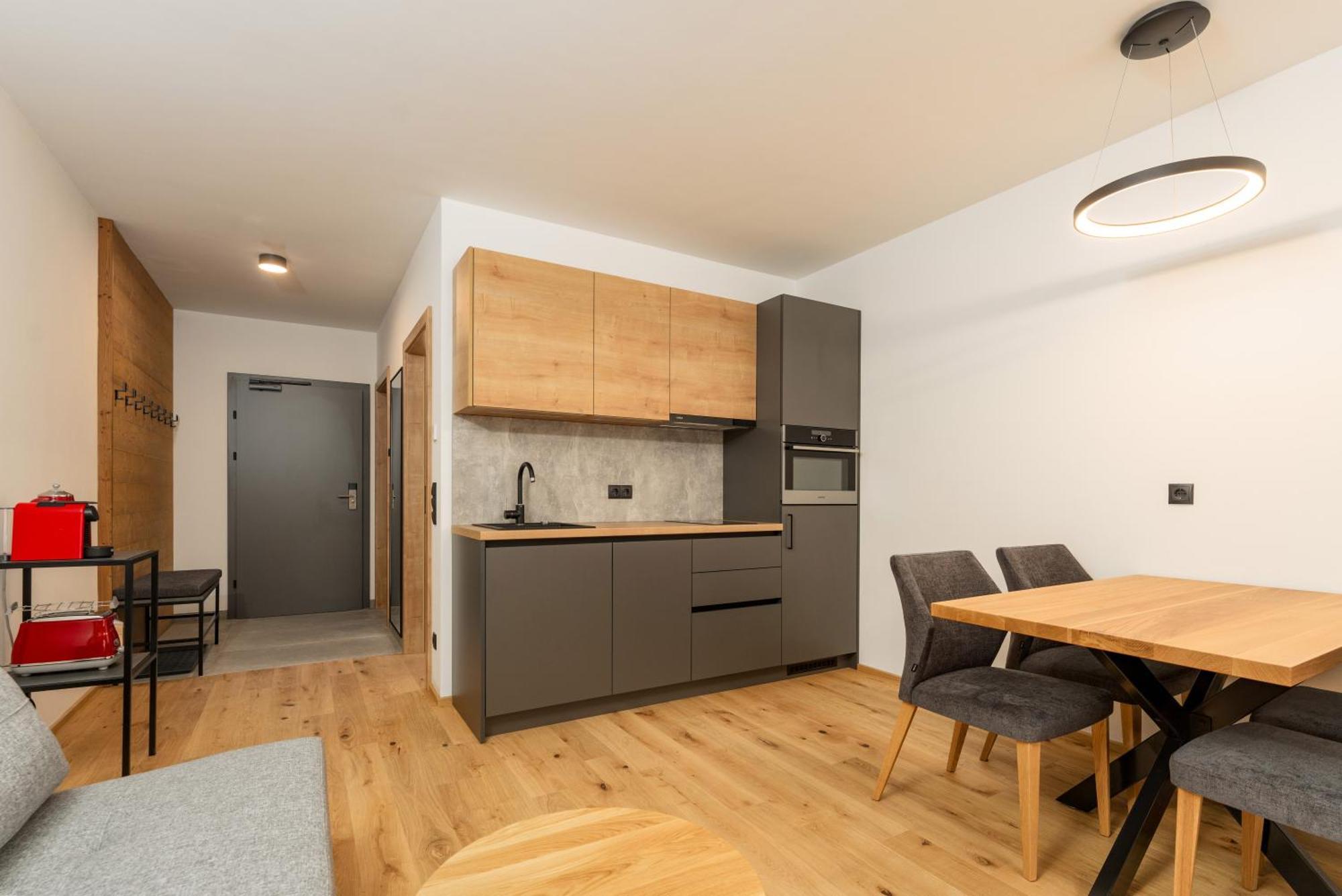 Pure Alpine Suites 斯拉德明 外观 照片